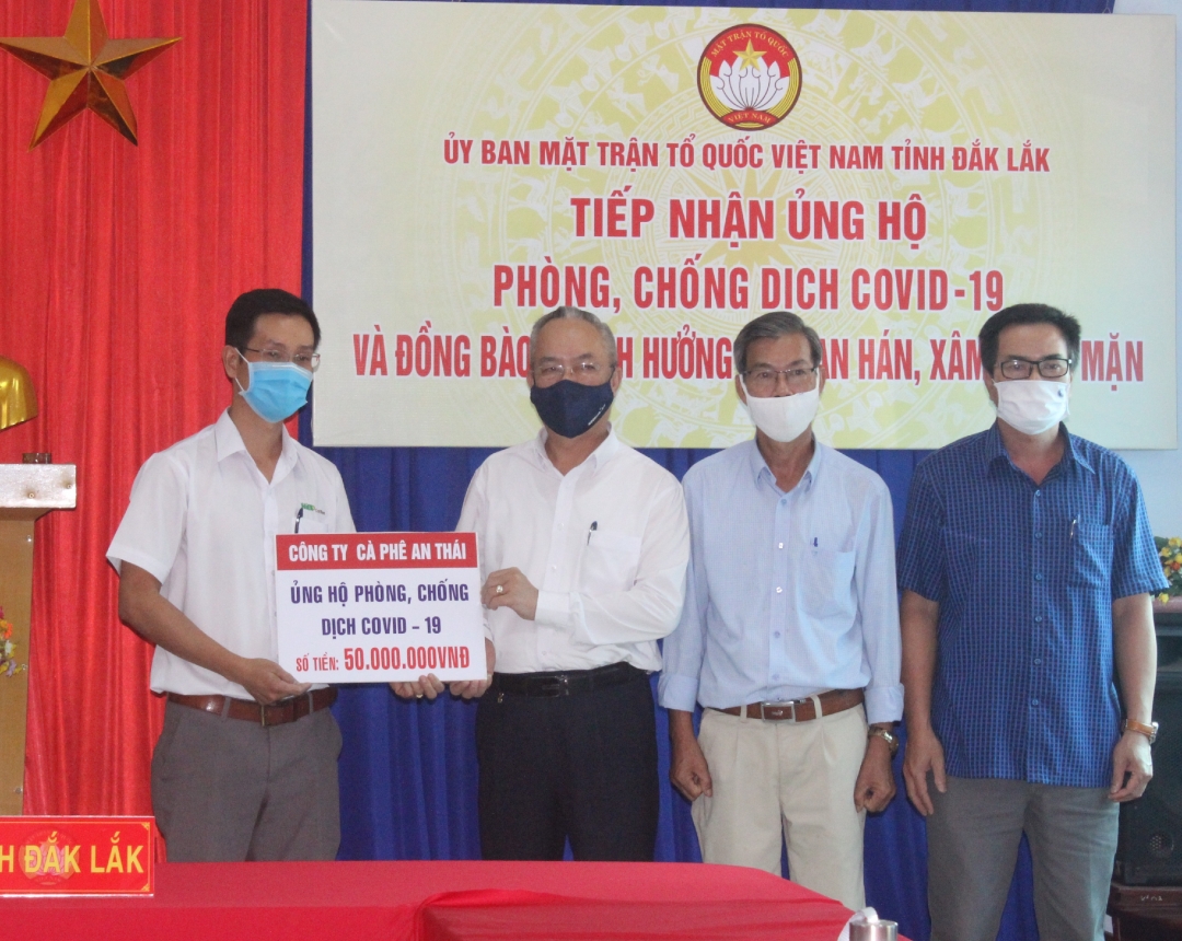 Lãnh đạo Ủy ban MTTQ Việt Nam tỉnh tiếp nhận kinh phí ủng hộ.