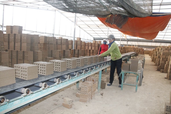 Dây chuyền sản xuất gạch theo công nghệ lò nung liên tục kiểu đứng tại Công ty TNHH Sản xuất và Dịch vụ Quang Dũng Đắk Lắk.
