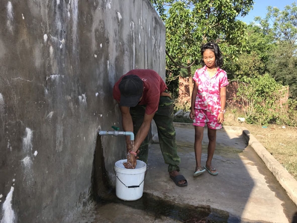 Người dân buôn Cư Ana Săn, xã Ea Sô (huyện Ea Kar) sử dụng nước sạch tại công trình nước sinh hoạt tập trung. 