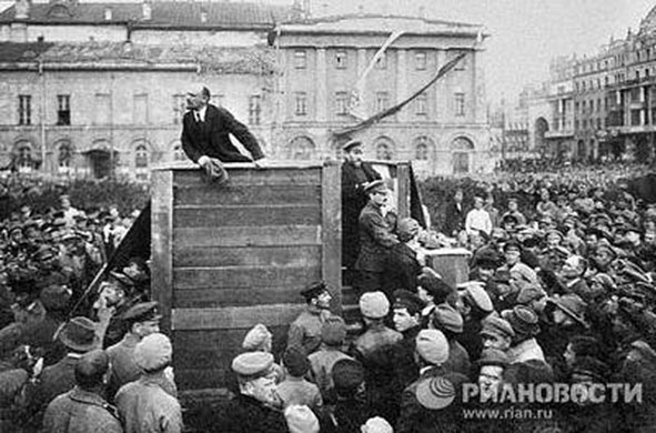 Lênin phát biểu trên Quảng trường Đỏ trước đông đảo quần chúng và các đồng chí  năm 1920.