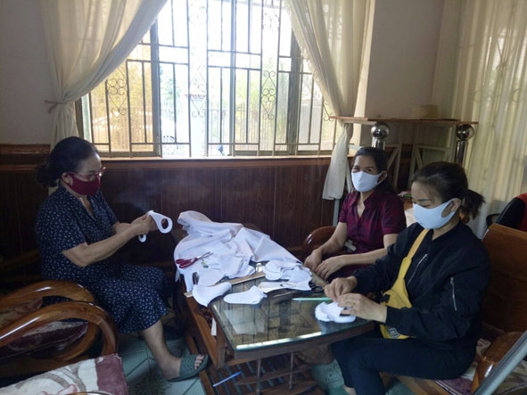 Hội viên phụ nữ thị trấn Quảng Phú (huyện Cư M'gar) may khẩu trang vải để tặng miễn phí cho người dân. 
