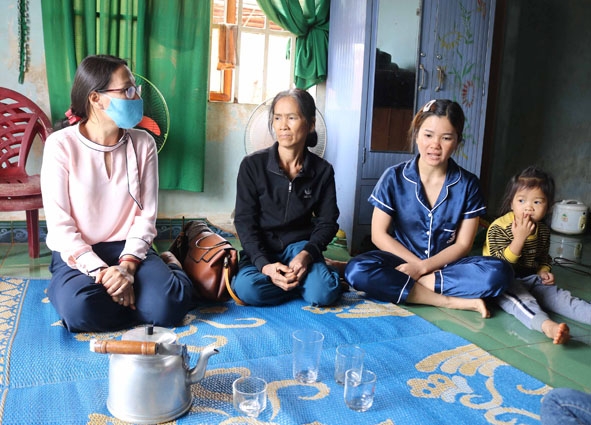 Đại diện Hội Nữ trí thức tỉnh (bìa trái) đến thăm hỏi, động viên gia đình phụ nữ nghèo bị ảnh hưởng bởi dịch bệnh Covid-19 tại xã Cư Kpô, huyện Krông Búk. 