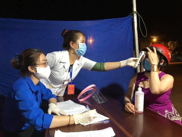 Đội phản ứng nhanh của Đoàn phường Tân Hòa (TP. Buôn Ma Thuột) làm thâu đêm để hỗ trợ người dân  khai báo y tế, đo thân nhiệt tại chợ đầu mối Tân Hòa.  
