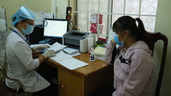 Khám sản phụ khoa tại Bệnh viện Đa khoa huyện M'Đrắk. 
