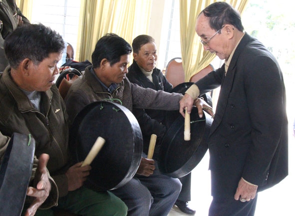 Nghệ sĩ Ưu tú Vũ Lân (ngoài cùng bên phải) hướng dẫn các học viên chỉnh chiêng. 