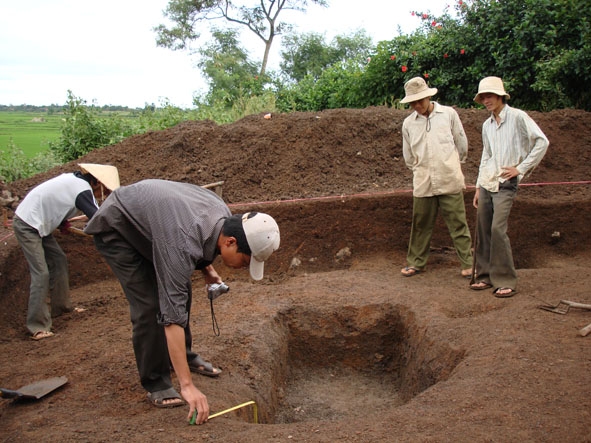 Cán bộ Bảo tàng tỉnh khảo sát điểm khảo cổ tại Buôn Triết, huyện Lắk từ thông tin người dân  cung cấp. (Ảnh tư liệu Bảo tàng tỉnh Đắk Lắk)