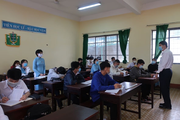 Giám đốc Sở GD-ĐT Phạm Đăng Khoa kiểm tra công tác phòng, chống dịch, tổ chức dạy học tại Trường THPT Buôn Ma Thuột vào sáng 27-4 . 