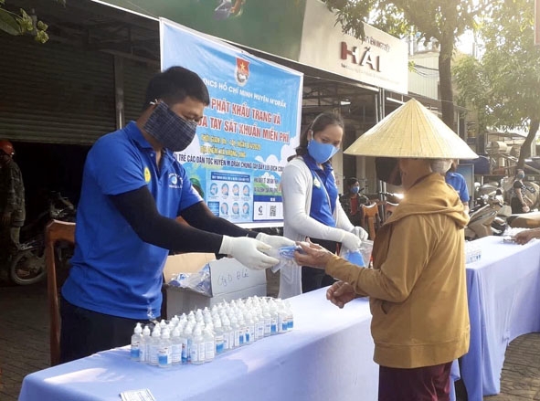 Đoàn viên  thanh niên huyện M'Đrắk  phát khẩu trang và gel rửa tay sát khuẩn  miễn phí  cho người dân xã Ea Riêng. 