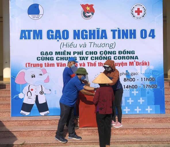 Huyện Đoàn M'Đrắk hỗ trợ người dân nhận gạo từ Chương trình “ATM gạo nghĩa tình”. 