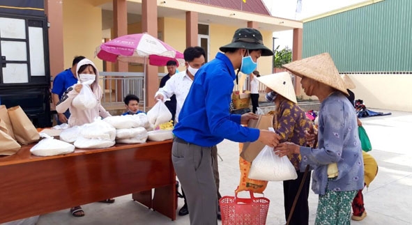 Thị Đoàn Buôn Hồ đưa ATM gạo lưu động về trao tặng gạo hỗ trợ người dân xã Bình Thuận.