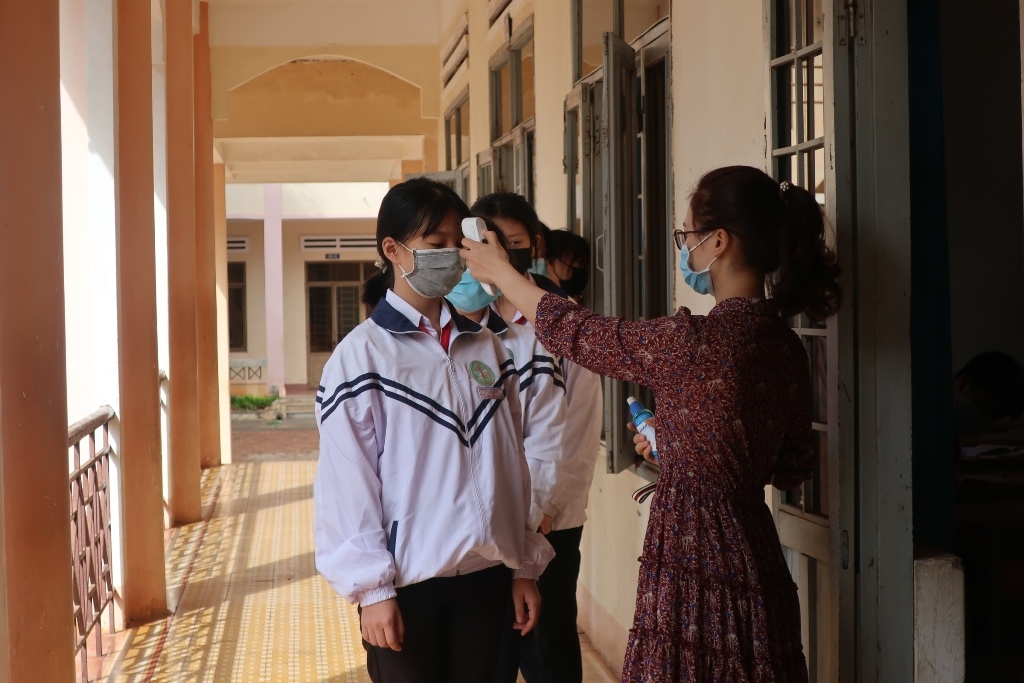 Trường THCS Tân Lợi (TP. Buôn Ma Thuột) tiến hành đo thân nhiệt học sinh trước khi vào lớp.
