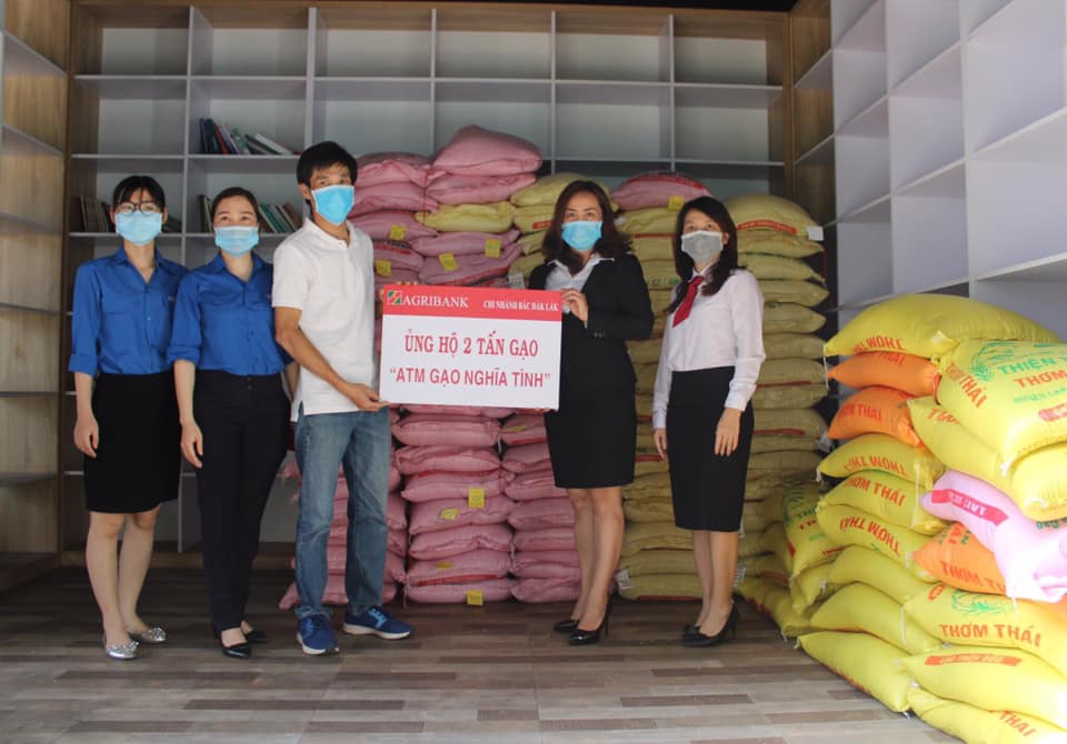 Agribank Bắc Đắk Lắk hỗ trợ gạo cho ATM gạo nghĩa tình để cấp phát miễn phí cho người nghèo