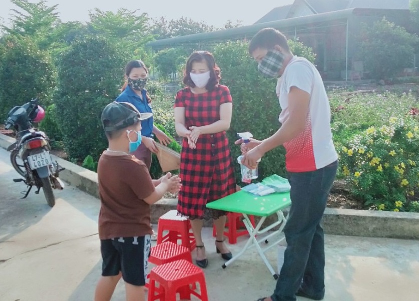 Cán bộ, giáo viên Trường Mầm non Hoa Sen, phân hiệu II (thôn 15, xã Tân Hòa) tiến hành hướng dẫn trẻ thực hiện rửa tay sát khuẩn ngay tại cổng trường. Ảnh: H.Ân