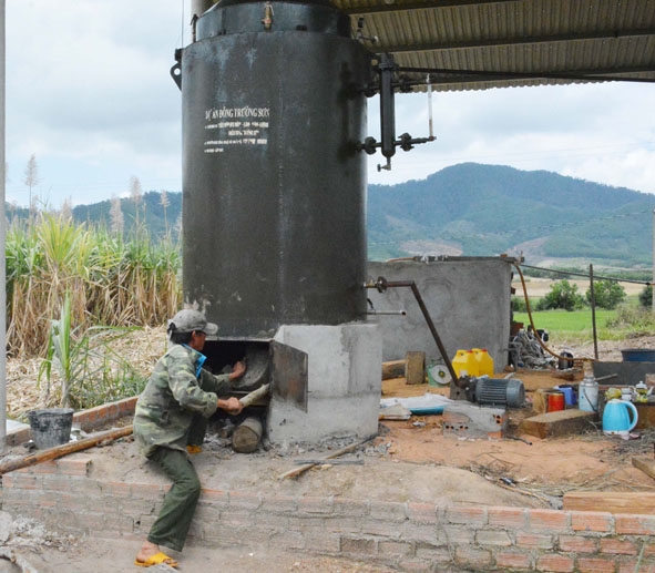 Người dân xã Krông Á (huyện M’Đrắk)  kiểm tra lò chưng cất trước khi tiến hành ép tinh dầu sả.   