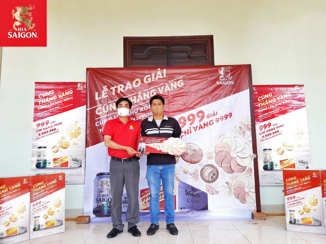 Đại diện Bia Saigon trao giải Nhất 01 chỉ vàng cho khách hàng tại tỉnh Gia Lai.