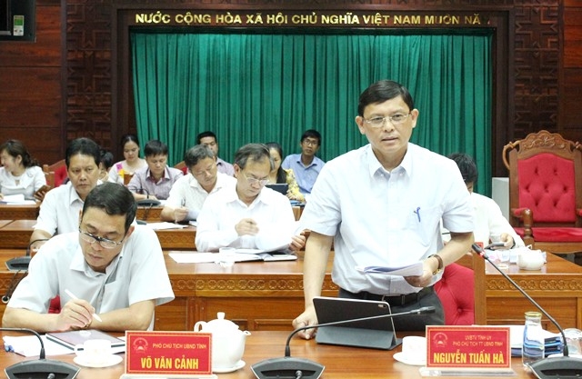 Phó Chủ tịch Thường trực UBND tỉnh Nguyễn Tuấn Hà phát biểu tại phiên họp. 