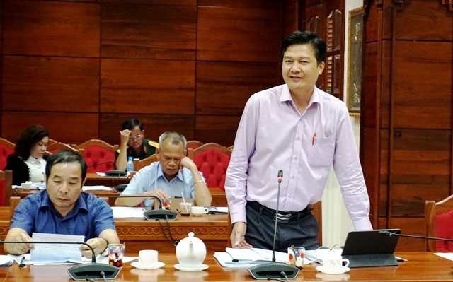 Giám đốc Sở Tài chính Bùi Văn Yên đóng góp ý kiến tại cuộc họp.