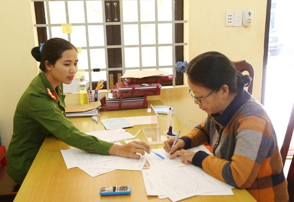Cán bộ Công an xã Dray Bhăng hướng dẫn người dân làm thủ tục hành chính.