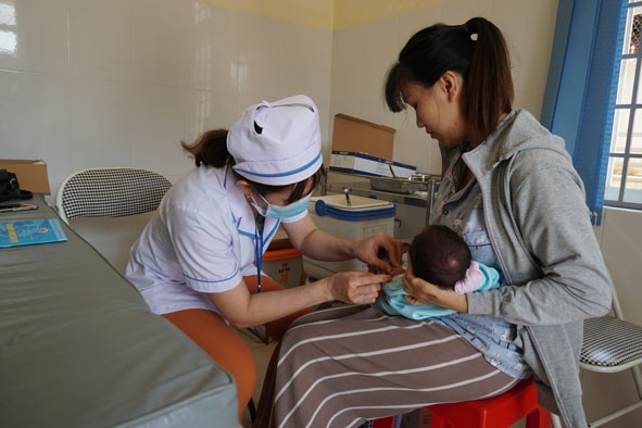 Chủ động tiêm vắc xin phòng bệnh sởi theo lịch tiêm chủng mở rộng là biện pháp  phòng bệnh cho trẻ.