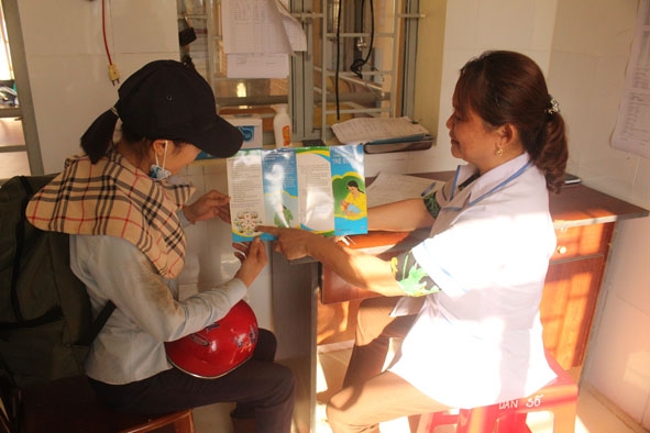 Cán bộ Trạm Y tế xã Cư Króa tuyên truyền chăm sóc sức khỏe sinh sản cho người dân thôn 7.