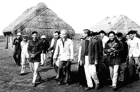            Chủ tịch  Hồ Chí Minh thăm xã  Nam Cường, Tiền Hải,  Thái Bình (tháng 3-1962).  Ảnh tư liệu