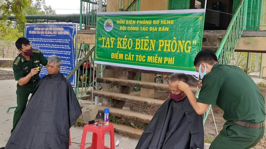 Điểm cắt tóc miễn phí của Đồn Biên phòng Bo Heng