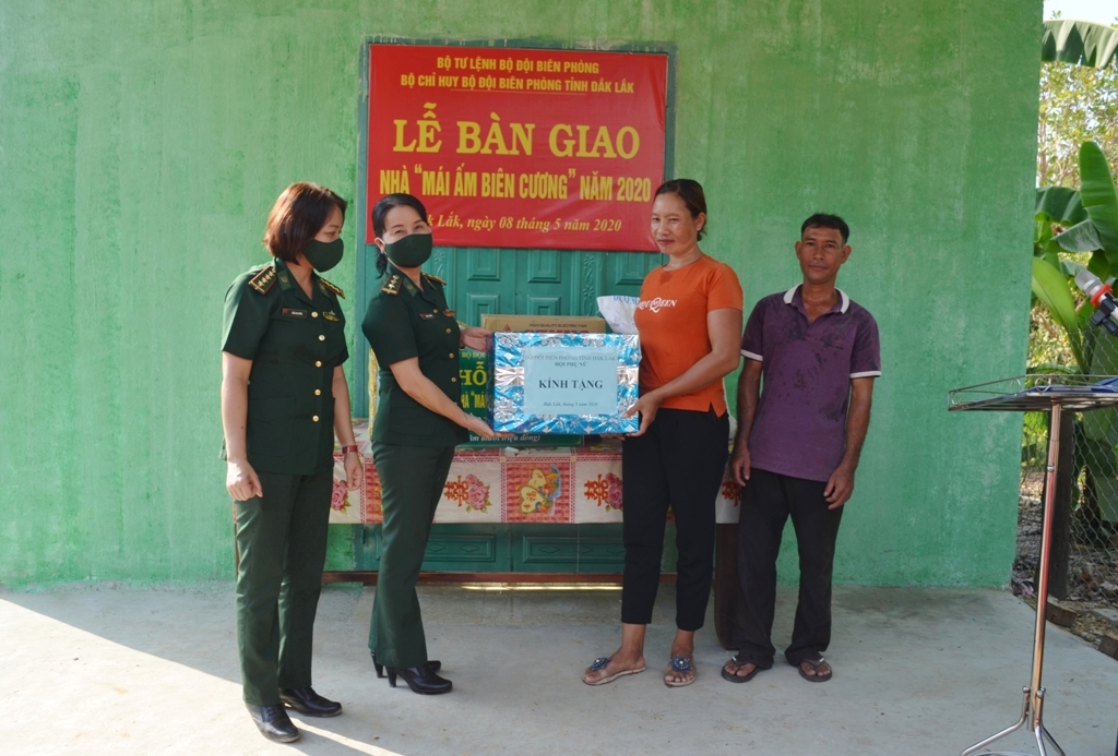 Hội Phụ nữ Bộ đội Biên phòng tỉnh trao quà tặng gia đình bà H'Nhại Êban