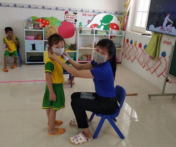 Trẻ lớp mầm Trường Mầm non Sơn Ca (xã Ea Nuôl, huyện Buôn Đôn) được giáo viên hướng dẫn cách rửa tay tại lớp học.