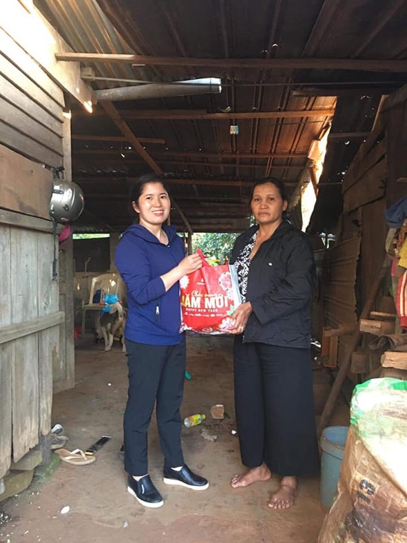 Chủ tịch Hội LHPN phường An Lạc, Văn Thị Kim Oánh (bên trái) tặng quà cho hội viên nghèo của phường. (Ảnh: nhân vật cung cấp)