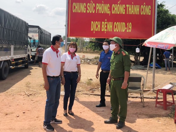 Chủ tịch Hội Doanh nhân trẻ tỉnh Phạm Đông Thanh (ngoài cùng bên trái) thăm hỏi các chốt phòng dịch trên địa bàn tỉnh.