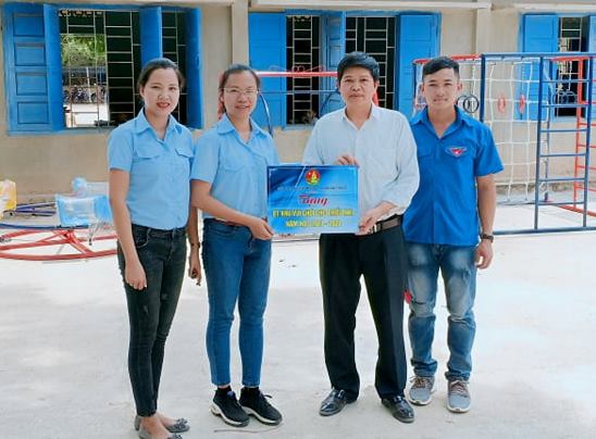 Đạ diện đơn vị tài trợ bàn giao Công trình khu vui chơi thiếu nhi cho lãnh đạo trường Tiều học Yang hăn.
