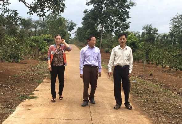 Chị Phan  Thị Hương giới thiệu đoạn đường bê tông hóa nhờ sự  đóng góp của  người dân trong thôn 3.