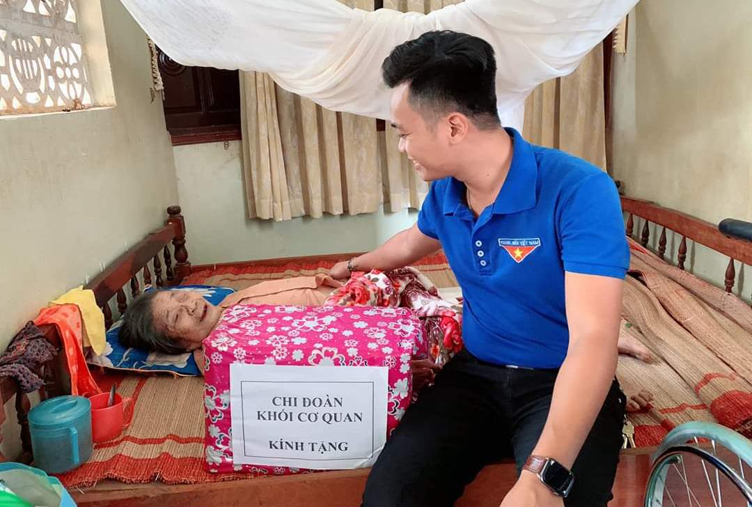 Đoàn viên, thanh niên huyện Krông Bông thăm và tặng quà Mẹ Việt Nam Anh hùng Võ Thị Hoa ở xã Dang Kang. (ảnh minh họa)