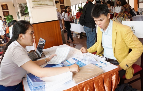 Nhân viên VNPT Đắk Lắk tư vấn chữ ký số cho doanh nghiệp. 