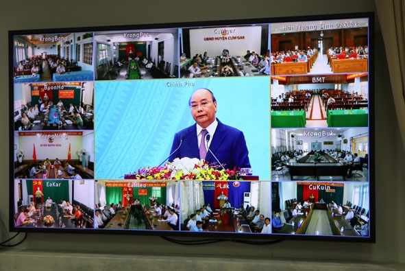 Các điểm cầu của các huyện, thị xã, thành phố trong tỉnh theo dõi Hội nghị trực tuyến của Chính phủ (Ảnh chụp qua màn hình).   										                      Ảnh: Hoàng Gia