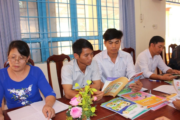 Giáo viên Trường Tiểu học Phạm Hồng Thái (xã Cư Pơng) nghiên cứu sách giáo khoa lớp 1 mới.  