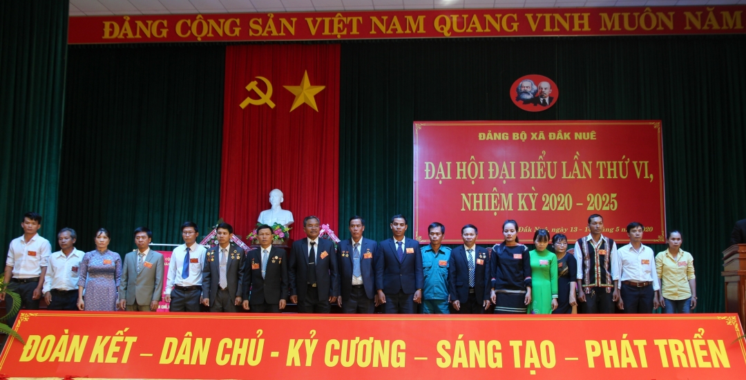 Ban Chấp hành Đảng bộ xã Đắk Nuê, nhiệm kỳ 2020-2025 và Đoàn đại biểu dự đại hội cấp trên ra mắt đại hội.