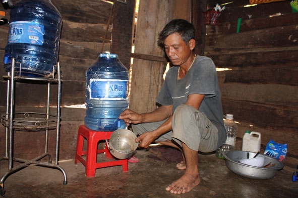 Gia đình anh A Véo (thôn Hòa Nam 2, xã Ea Nuôl) sử dụng nước bình để nấu ăn từ nhiều năm nay. 
