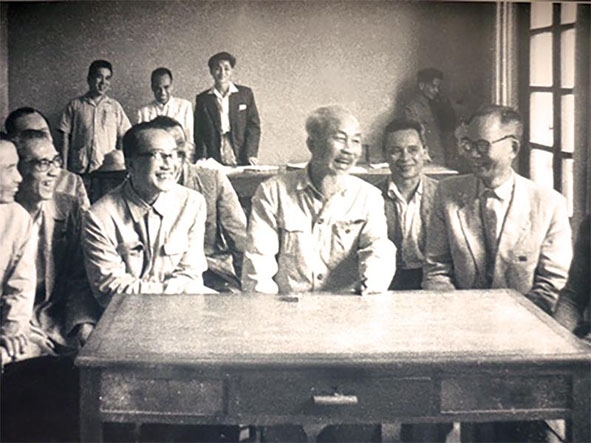 Bác Hồ với các trí thức cách mạng là đại biểu Quốc hội (ảnh chụp lại từ bộ ảnh của nhà báo Mai Nam)
