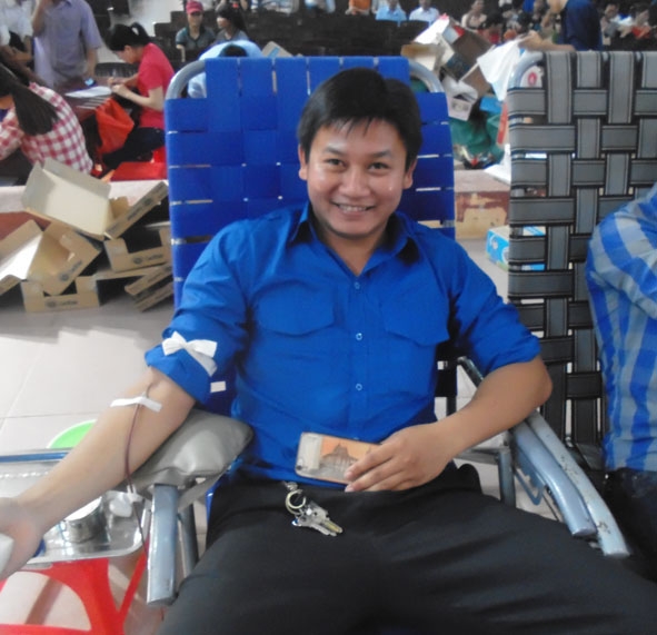 Anh Lê Minh Tín tham gia hiến máu.