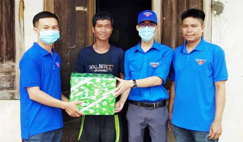 Đại diện Hội Liên hiệp thanh niên Việt Nam huyện Krông Bông tặng quà cho hộ gia đình chính sách trên địa bàn xã Ea Trul.