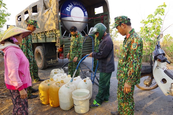 Bộ đội Đoàn 737 cung cấp nước sạch cho người dân thôn 5, xã Ia R'vê. 