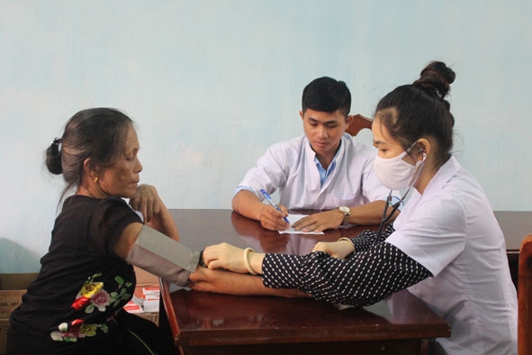 Các y, bác sĩ khám bệnh cho người dân xã Cư Êwi (huyện Cư Kuin).