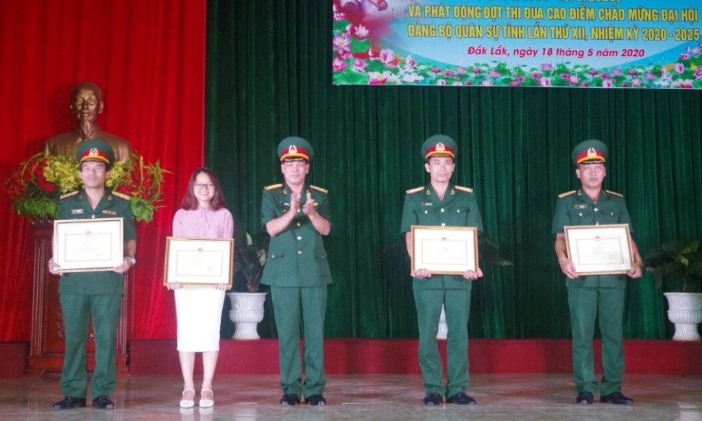 Thượng tá Võ Văn Minh, Phó Chính ủy Bộ Chỉ huy Quân sự tỉnh trao giải cho các tập thể, cá nhân