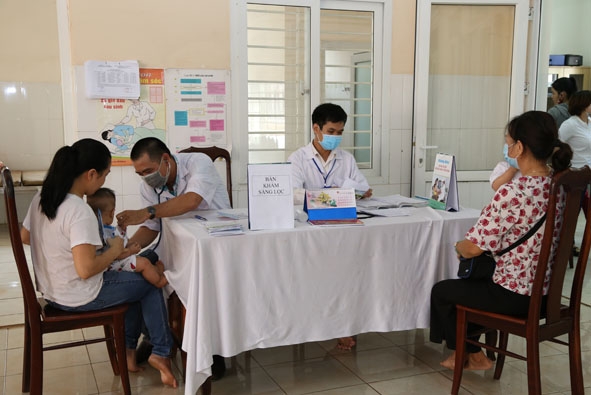 Trạm Y tế phường Tân Thành khám sàng lọc cho trẻ đến tiêm chủng.