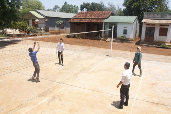 Thanh niên đánh bóng tại sân bóng chuyền buôn K62, xã Băng A Drênh.