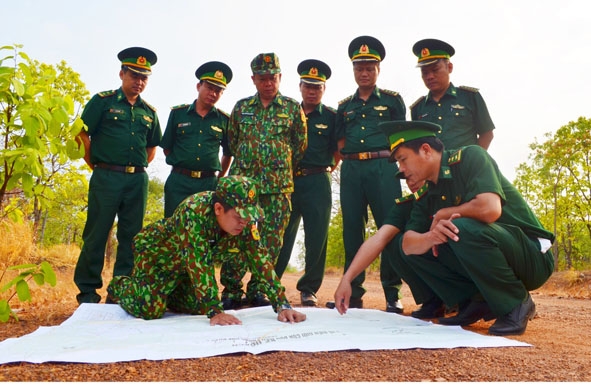 Đại tá Nguyễn Đức Mạnh, Chỉ huy trưởng Bộ đội Biên phòng tỉnh (đứng thứ ba từ trái sang) kiểm tra công tác bảo vệ biên giới ở khu vực Đồn Biên phòng Cửa khẩu Đắk Ruê.  Ảnh: Ngọc Lân