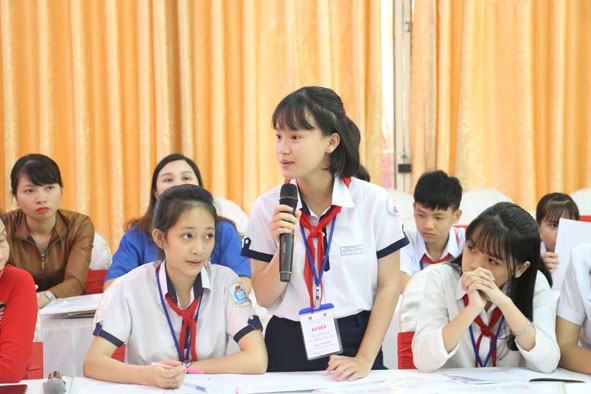 Học sinh đặt câu hỏi với lãnh đạo các sở, ngành tại Diễn đàn trẻ em năm 2019.  