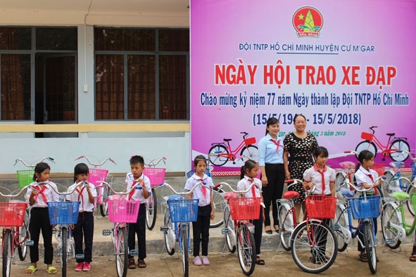 Hội đồng Đội huyện Cư M'gar tặng xe đạp cho học sinh có hoàn cảnh khó khăn từ nguồn quỹ  phong trào Kế hoạch nhỏ. 