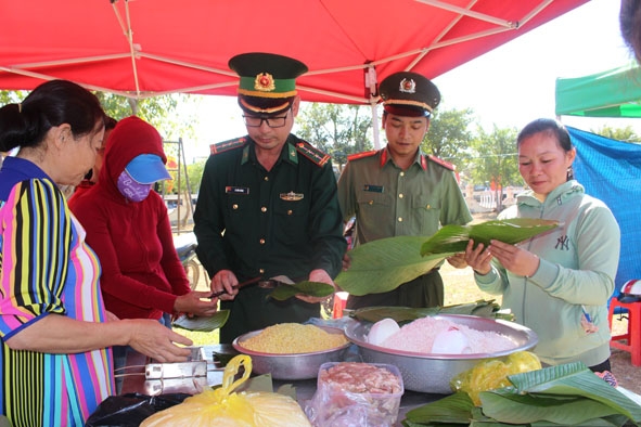 án bộ, nhân viên  Bộ đội  Biên phòng tỉnh tham gia  gói bánh chưng trong dịp Tết  tặng người dân vùng biên.